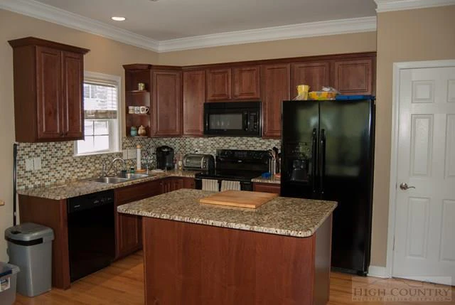 Image number 3 for the current listing