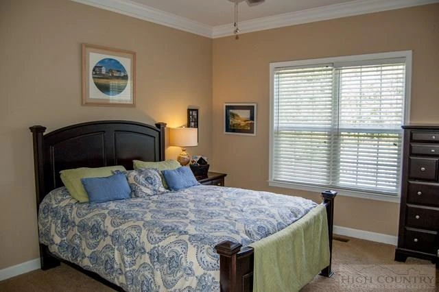 Image number 9 for the current listing