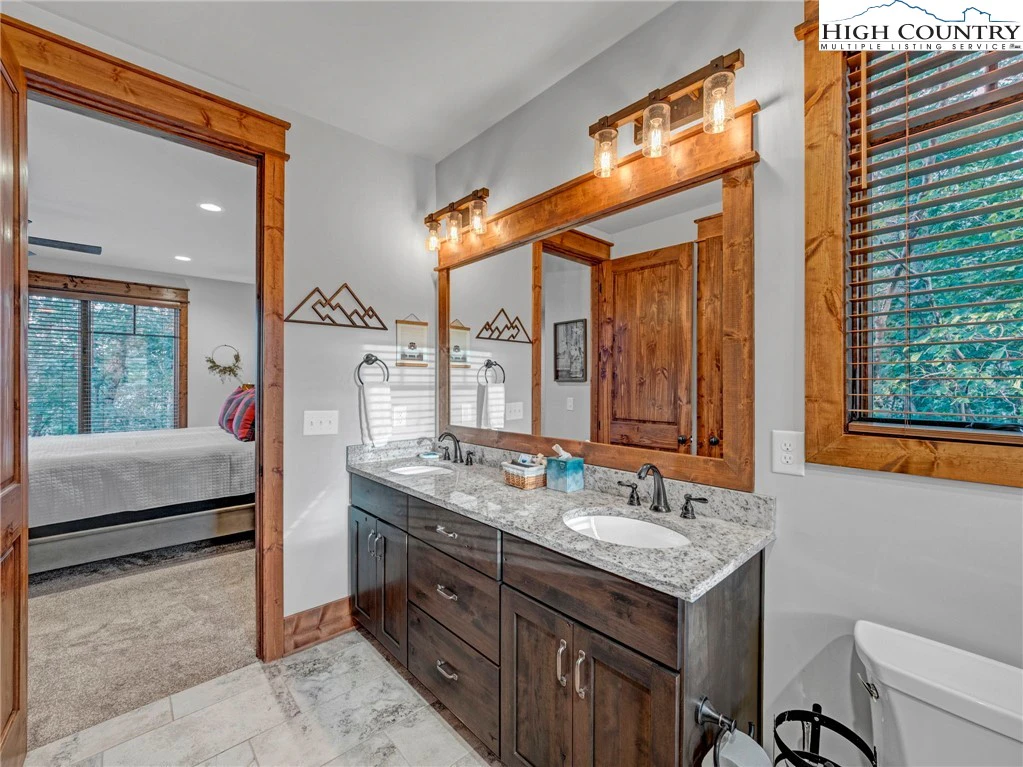 Image number 3 for the current listing