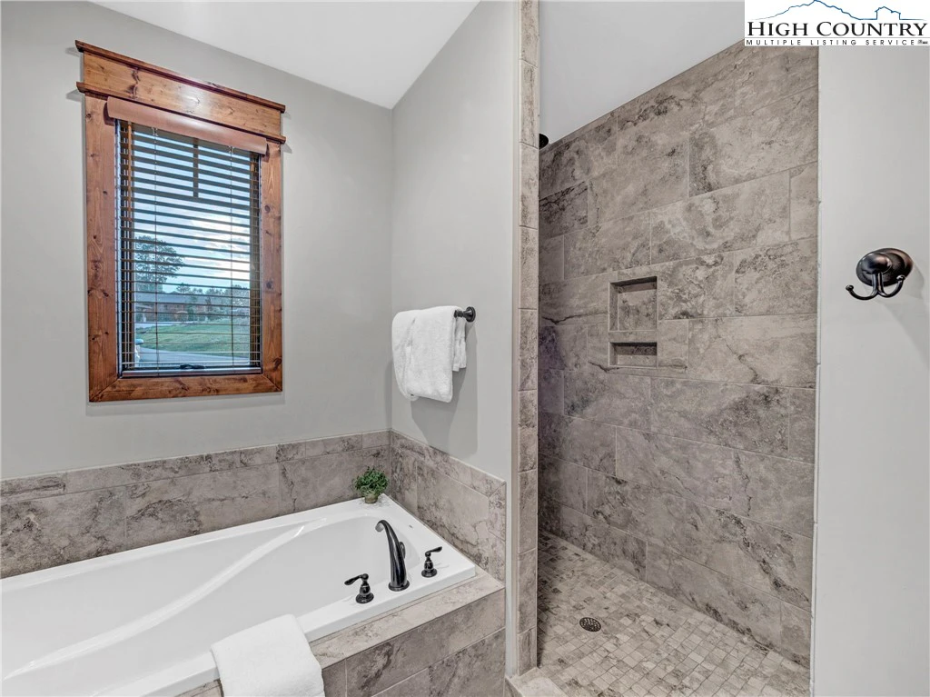 Image number 6 for the current listing