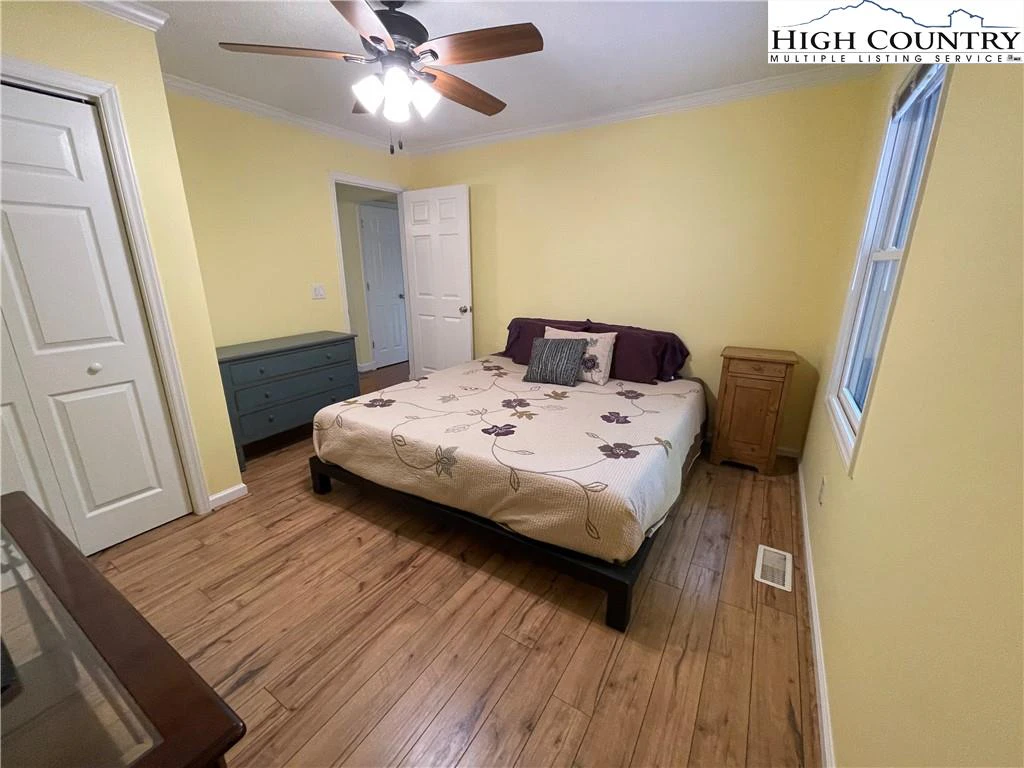 Image number 3 for the current listing