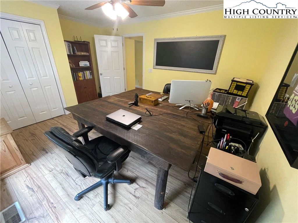Image number 8 for the current listing