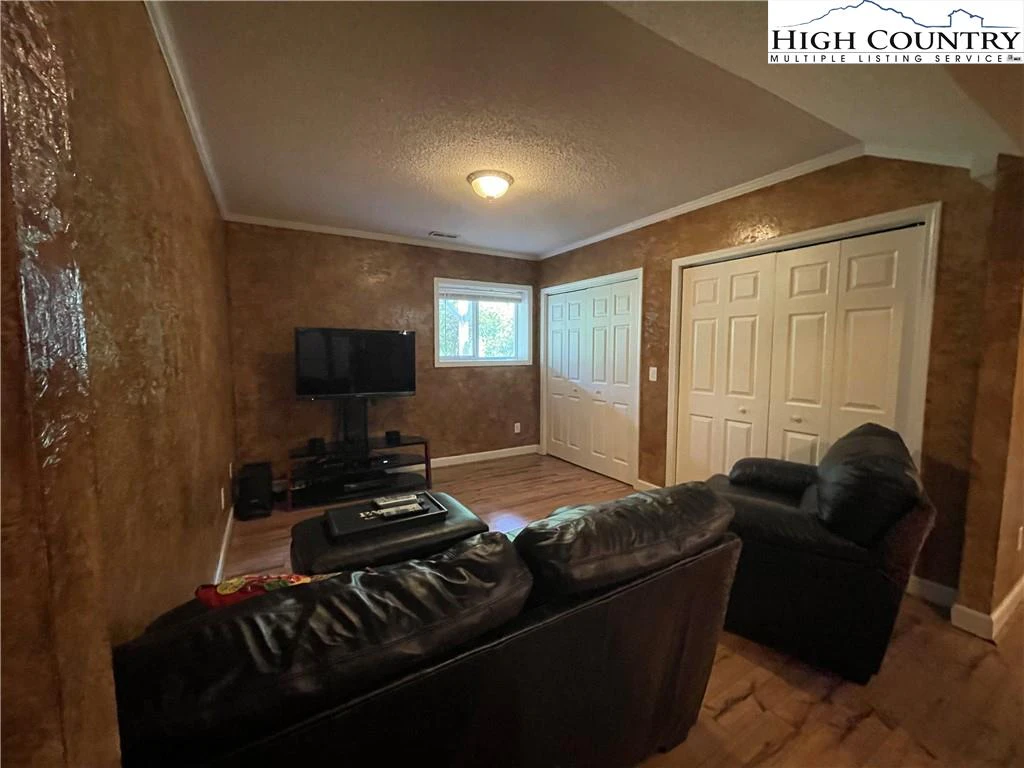 Image number 2 for the current listing
