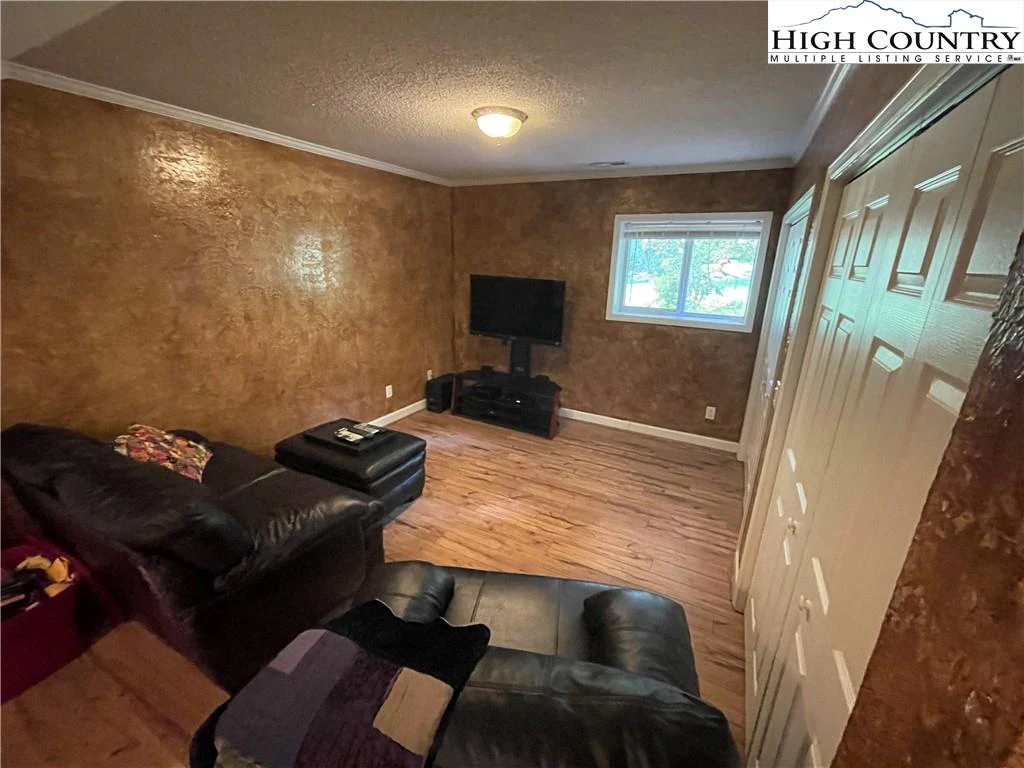 Image number 11 for the current listing