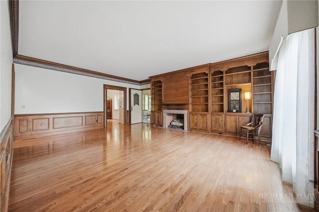 Image number 10 for the current listing