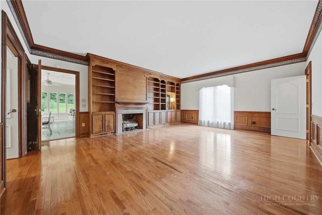 Image number 11 for the current listing