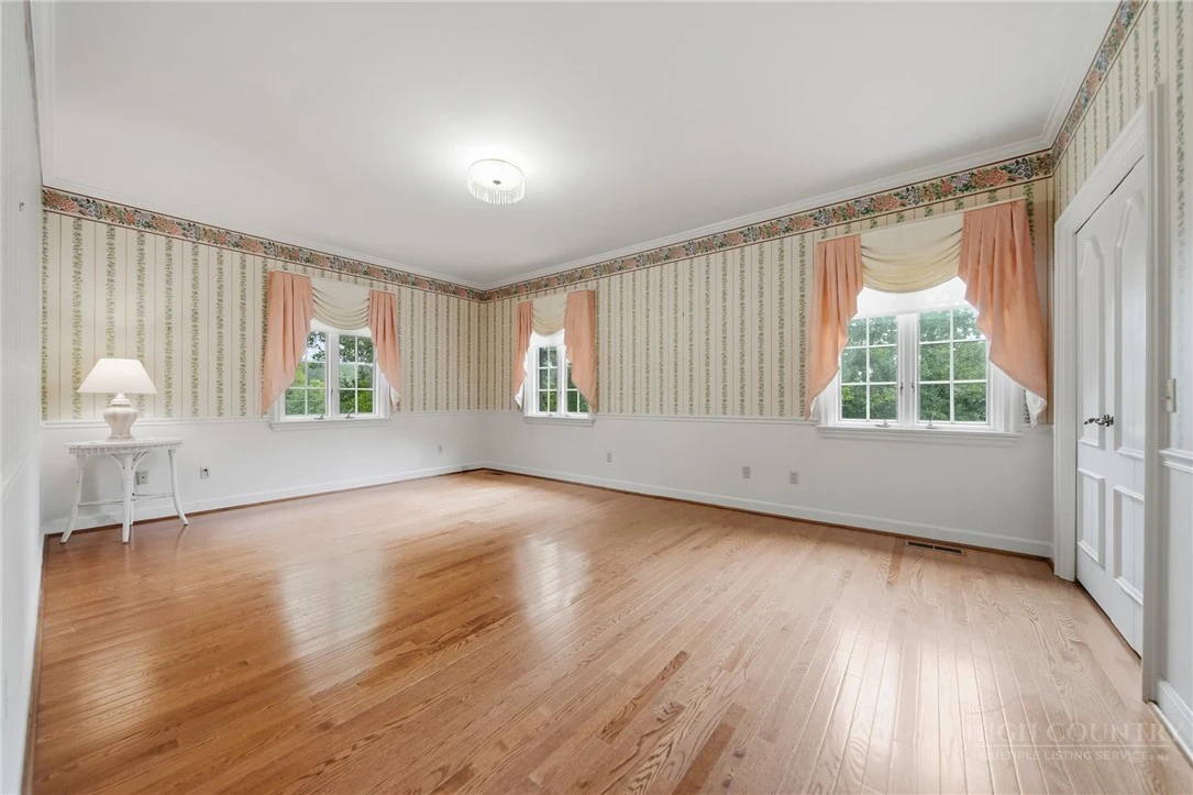 Image number 21 for the current listing