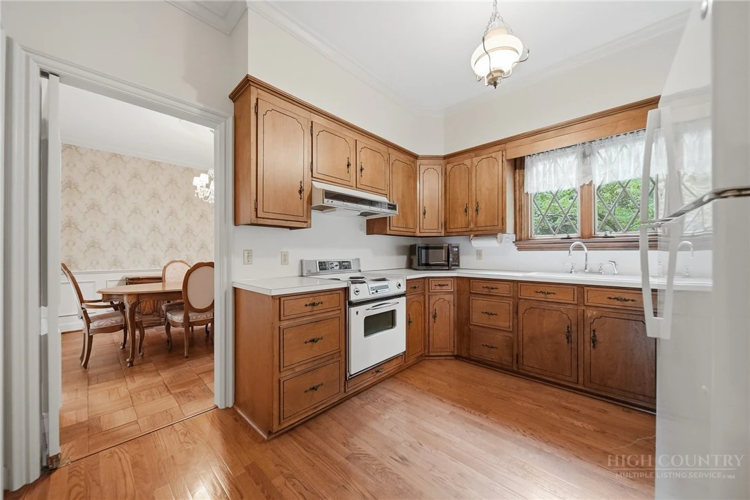 Image number 17 for the current listing