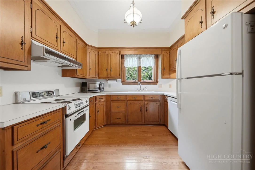 Image number 18 for the current listing
