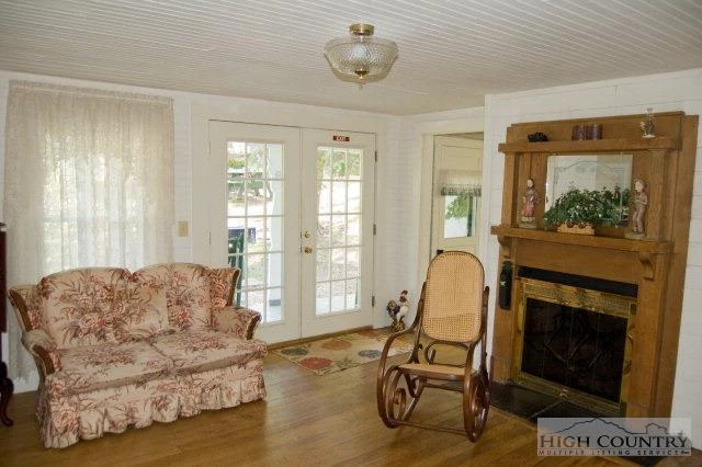 Image number 8 for the current listing