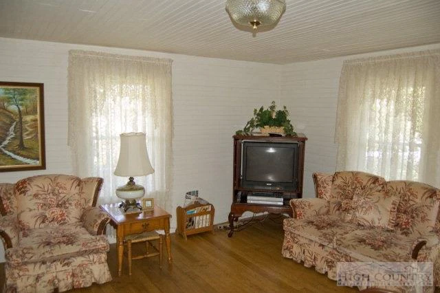 Image number 6 for the current listing