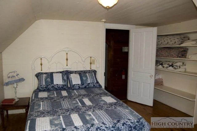 Image number 21 for the current listing