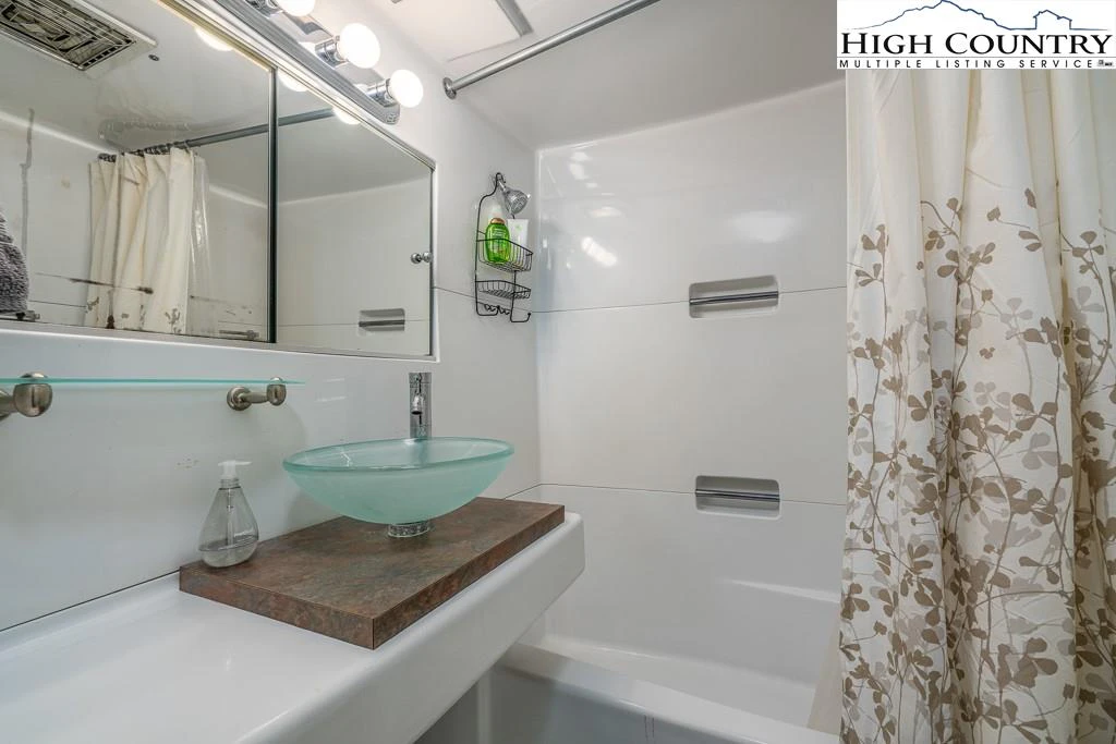Image number 2 for the current listing