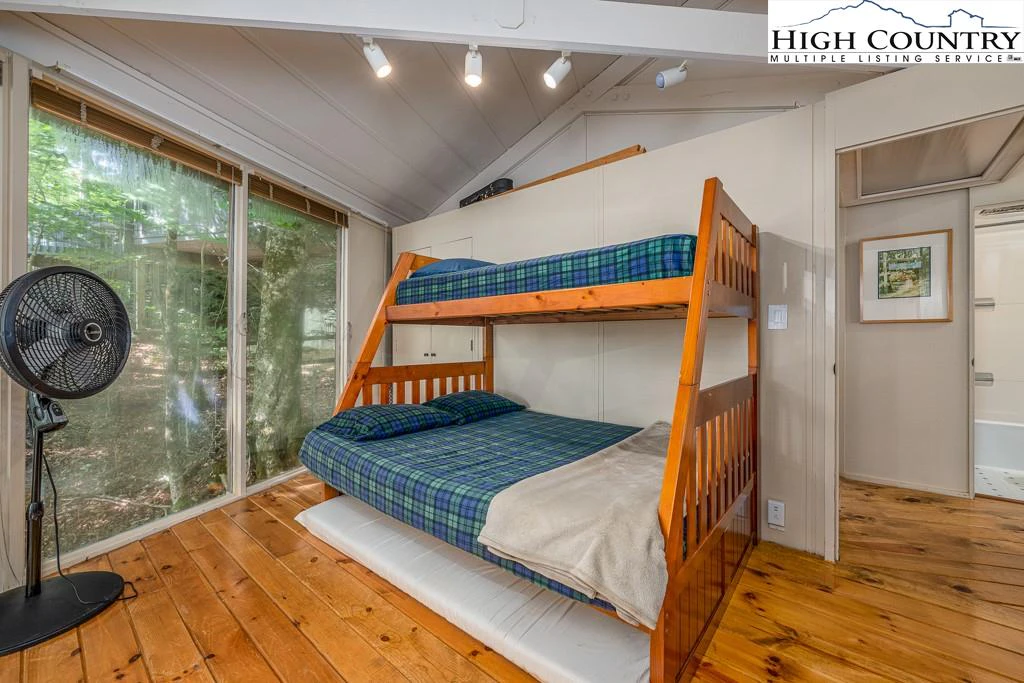 Image number 9 for the current listing