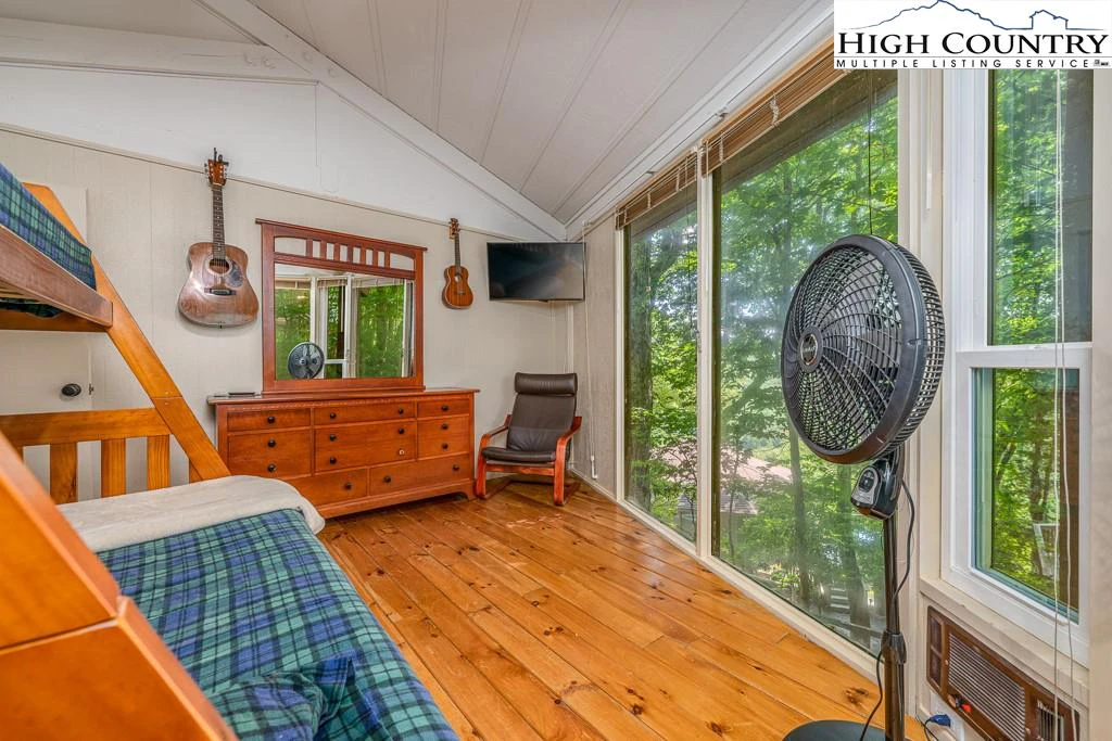 Image number 8 for the current listing