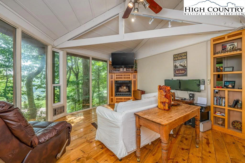 Image number 20 for the current listing