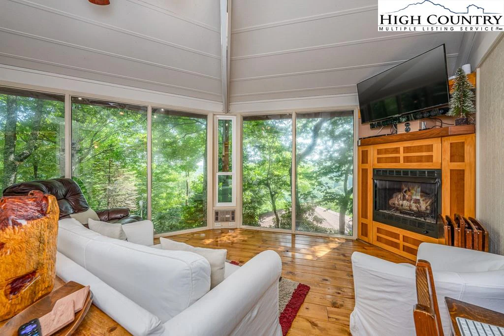 Image number 19 for the current listing