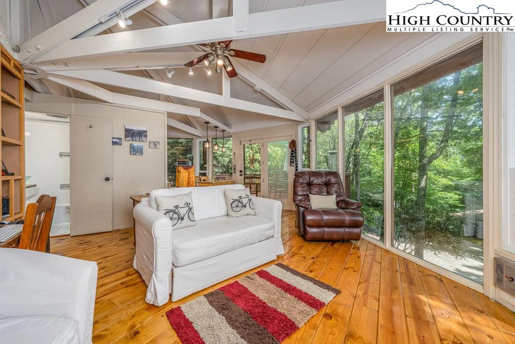 Image number 18 for the current listing