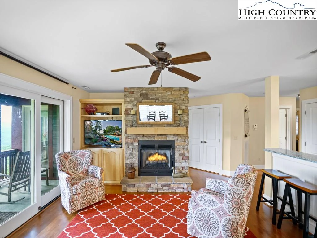 Image number 11 for the current listing