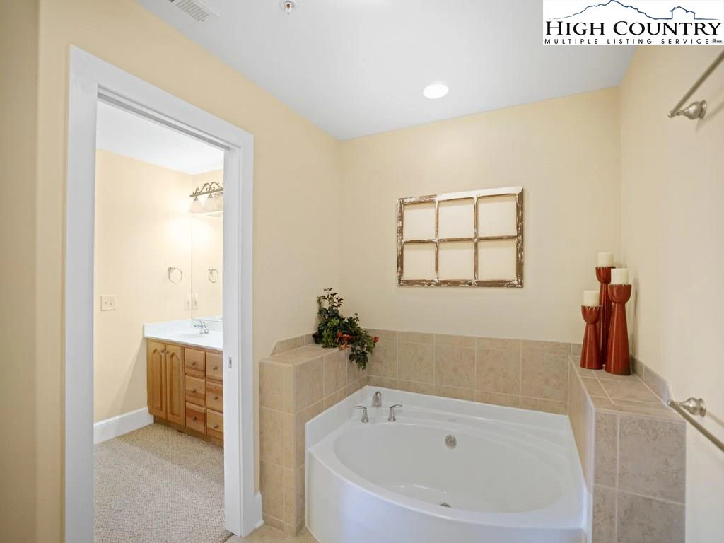Image number 4 for the current listing