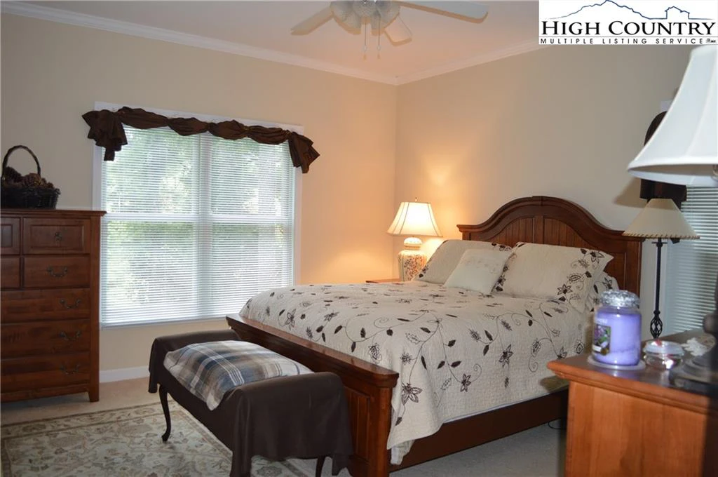 Image number 3 for the current listing