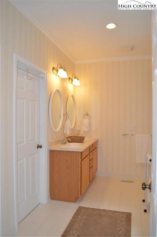 Image number 4 for the current listing
