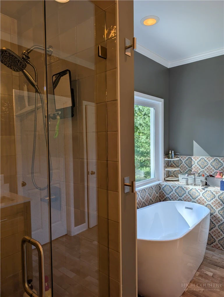 Image number 6 for the current listing