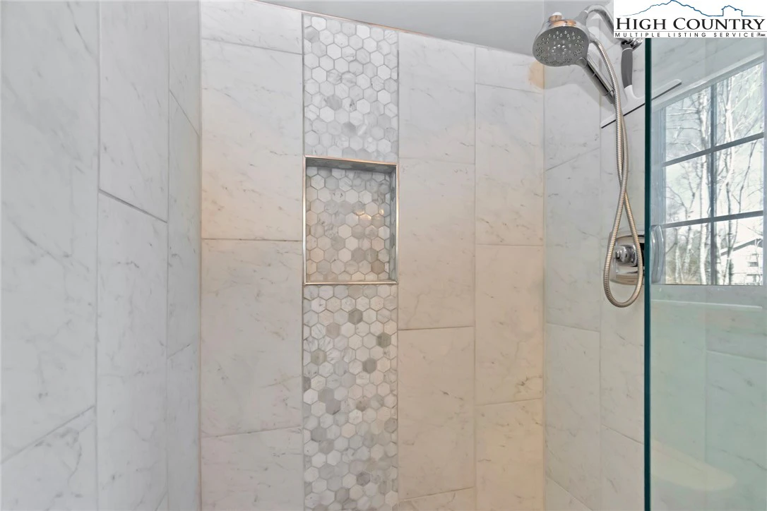 Image number 10 for the current listing