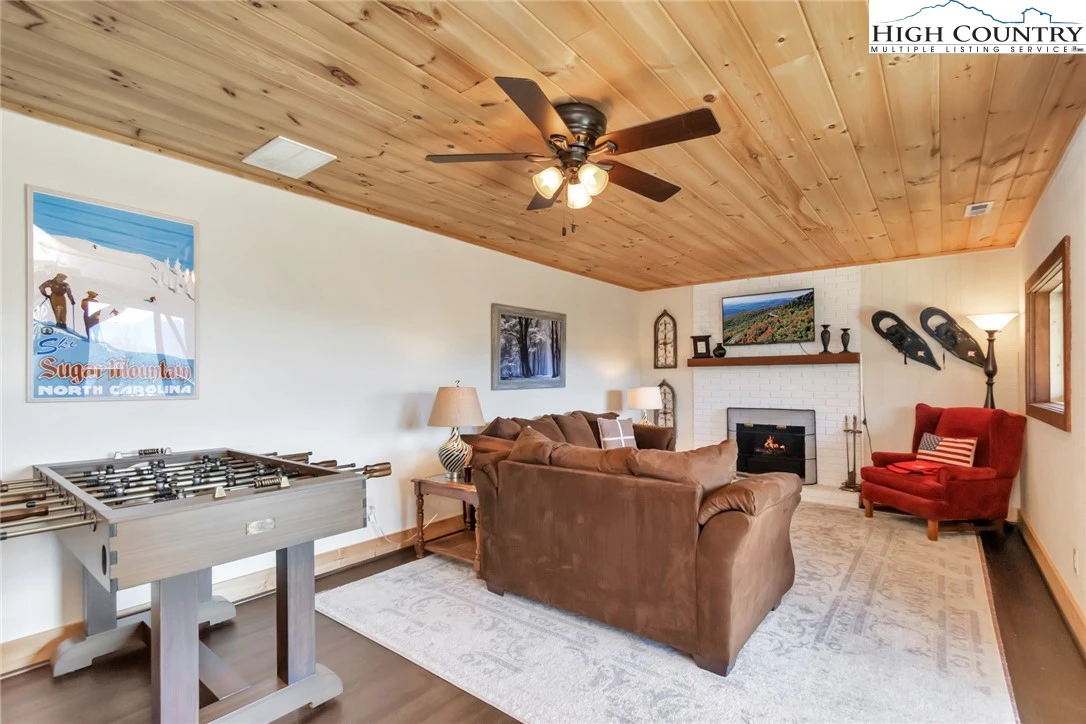 Image number 19 for the current listing