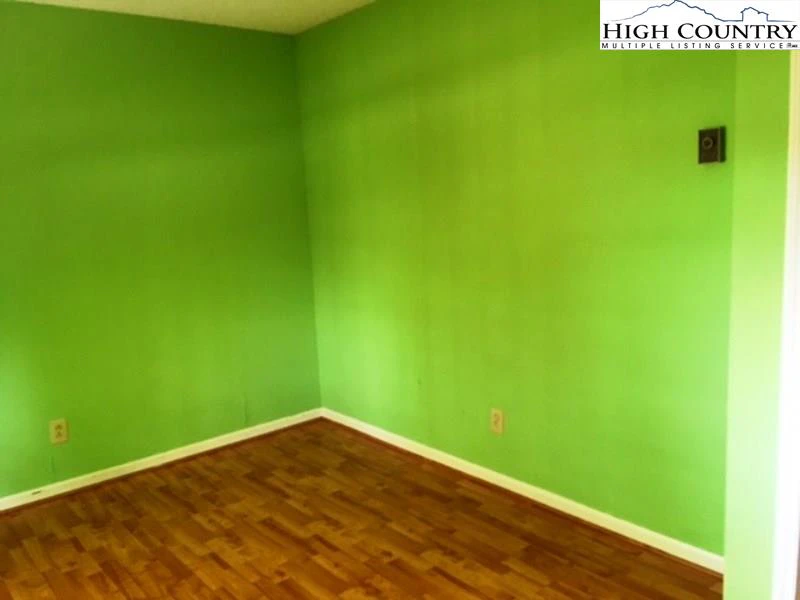 Image number 9 for the current listing