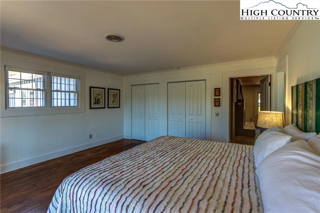 Image number 3 for the current listing