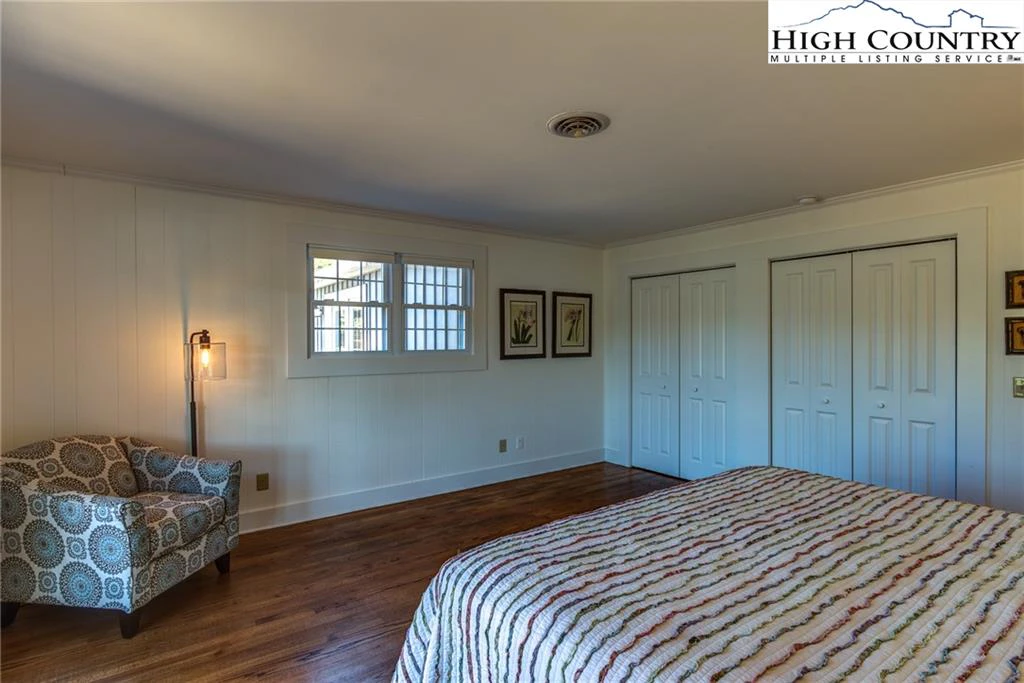 Image number 4 for the current listing