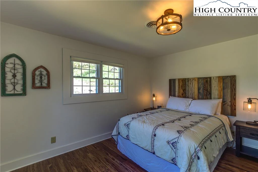Image number 9 for the current listing