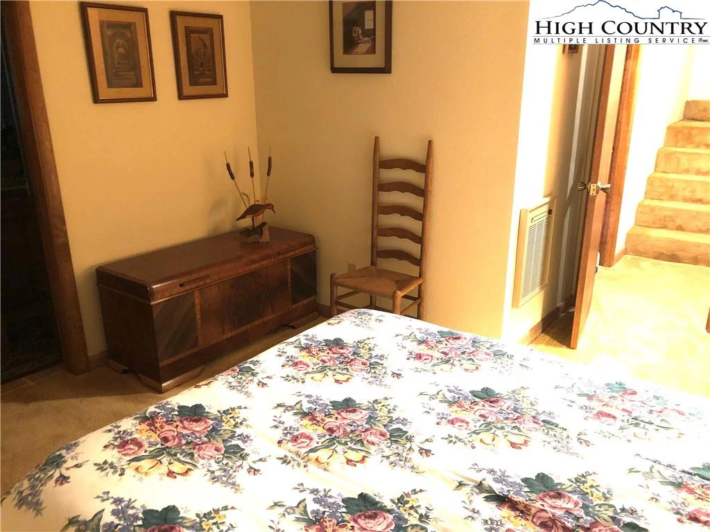 Image number 9 for the current listing