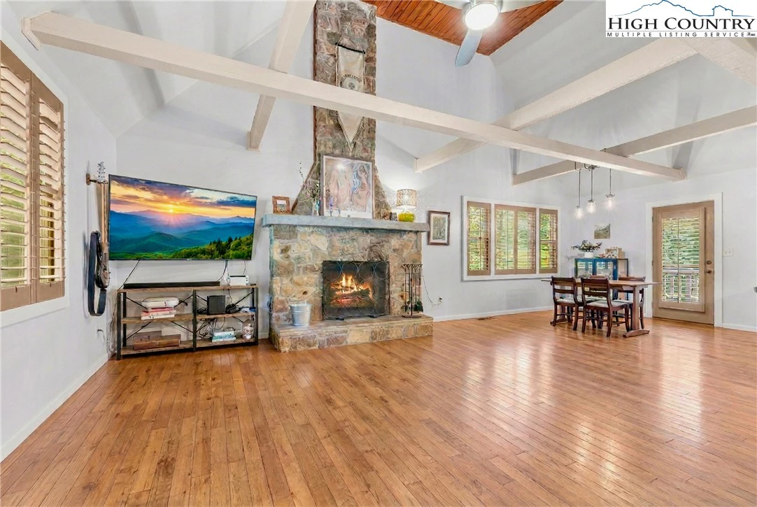 Image number 1 for the current listing