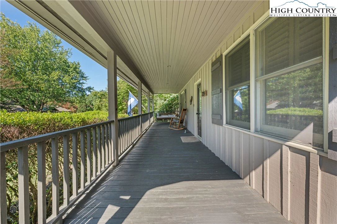 Image number 28 for the current listing