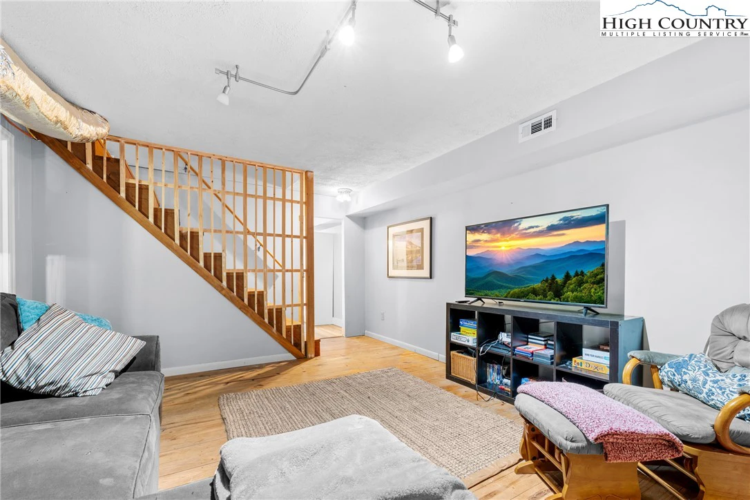 Image number 4 for the current listing