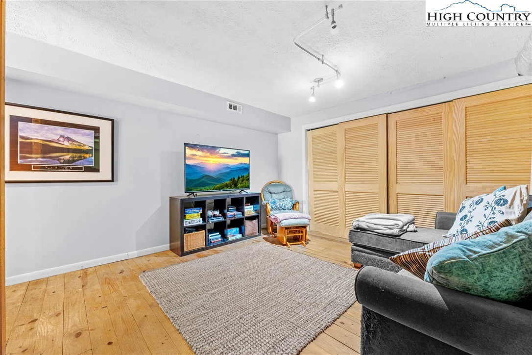Image number 5 for the current listing