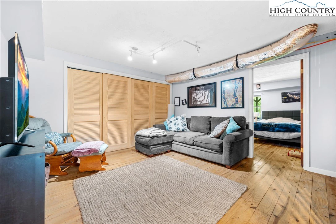 Image number 6 for the current listing