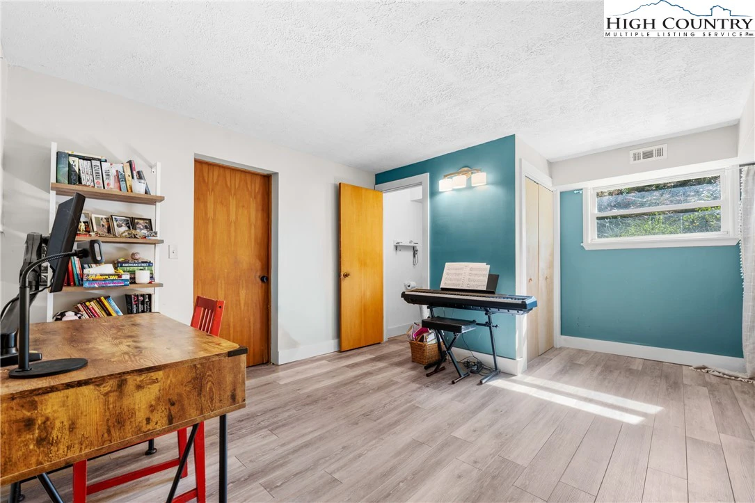 Image number 9 for the current listing