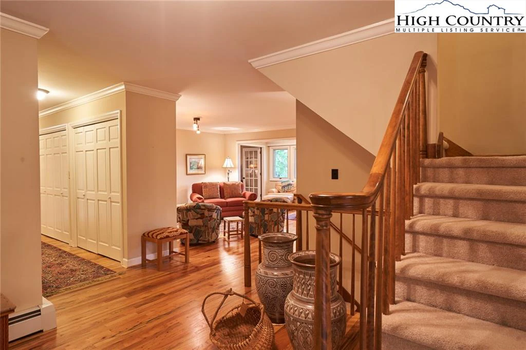 Image number 2 for the current listing