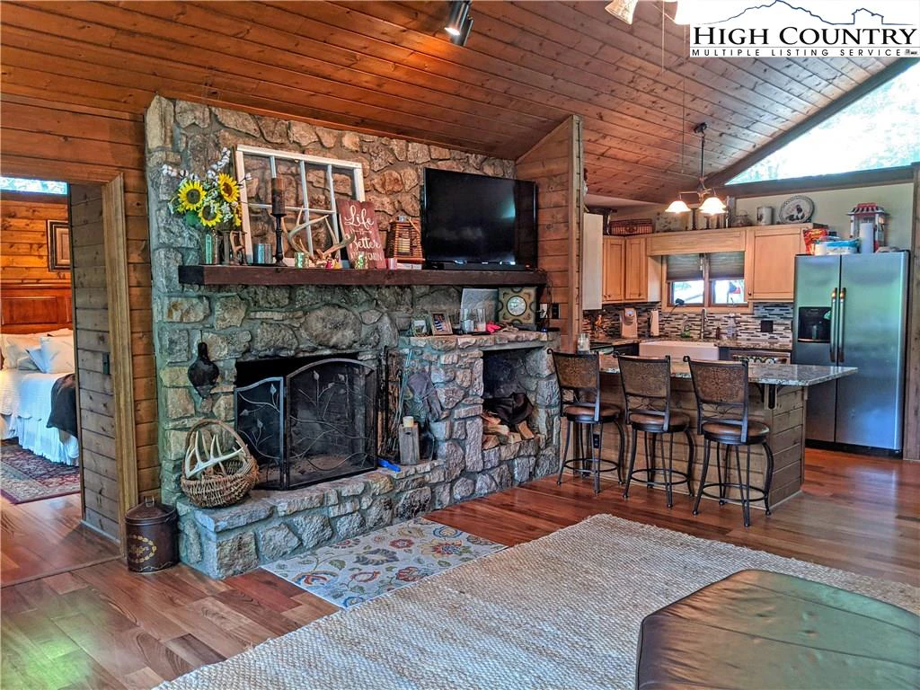 Image number 17 for the current listing