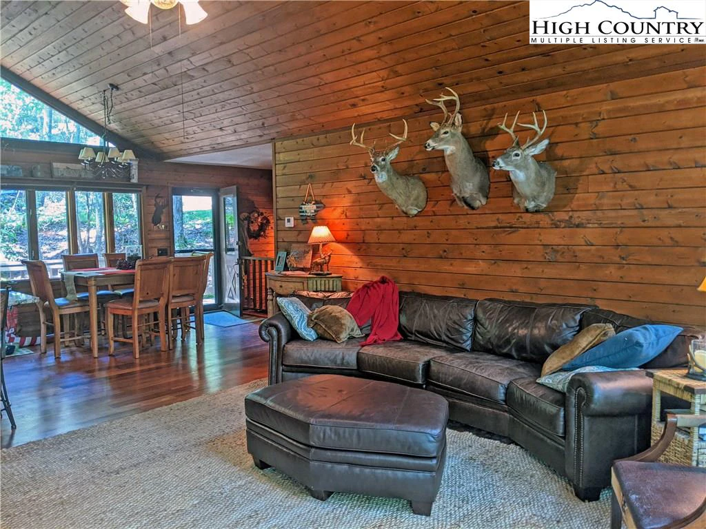 Image number 2 for the current listing