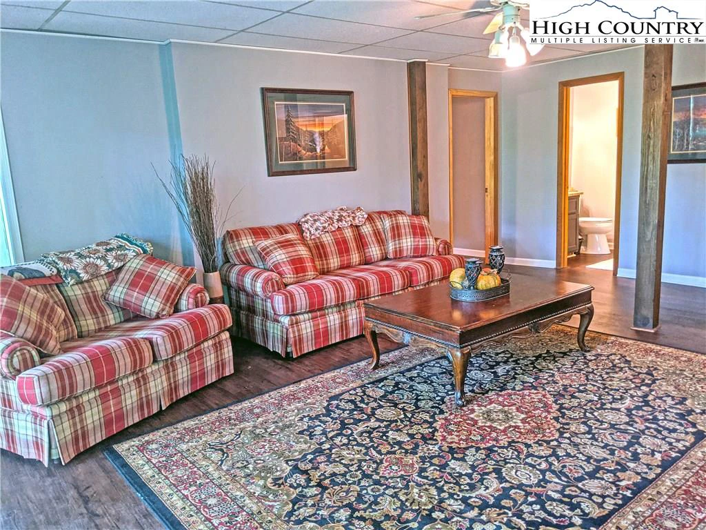 Image number 11 for the current listing