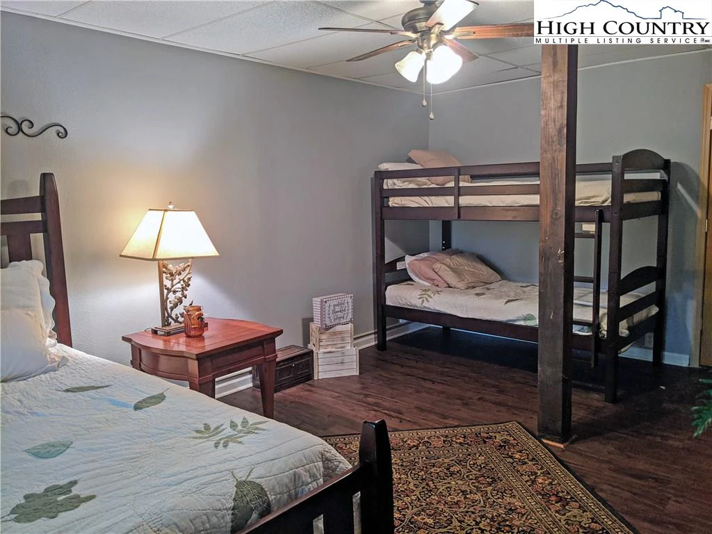 Image number 4 for the current listing