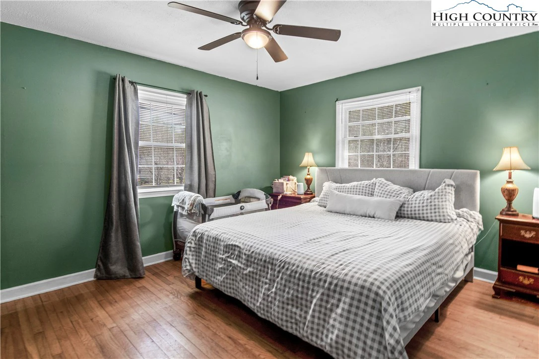 Image number 2 for the current listing