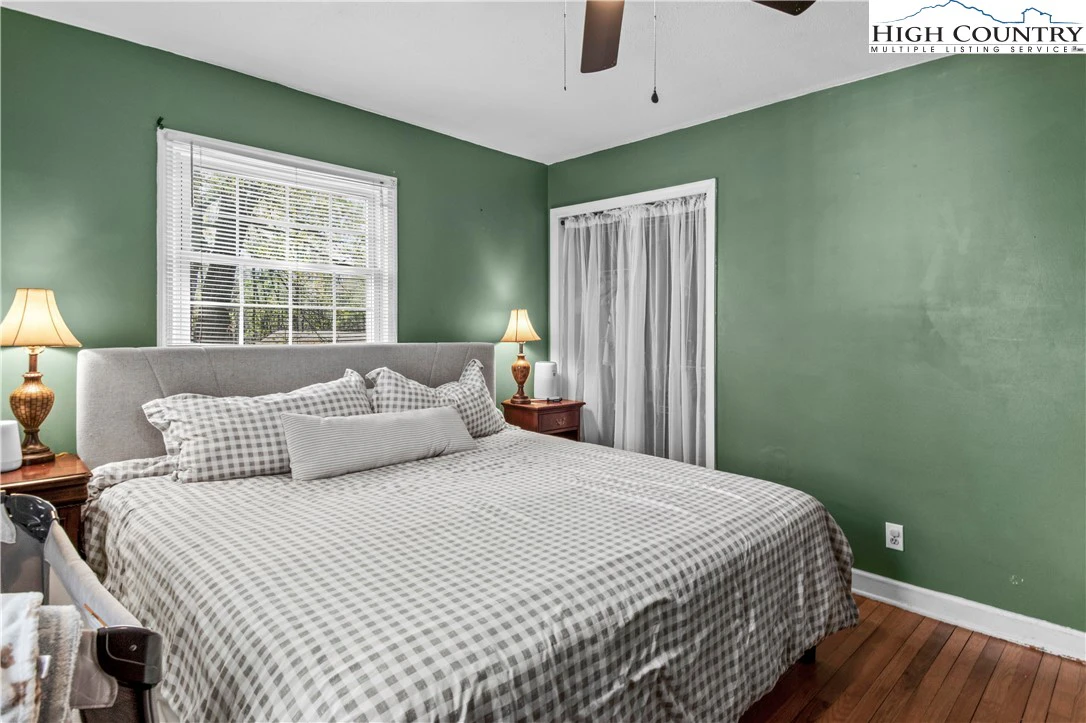 Image number 15 for the current listing