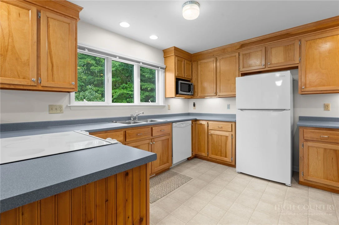 Image number 9 for the current listing