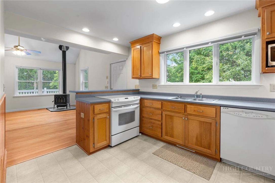 Image number 12 for the current listing
