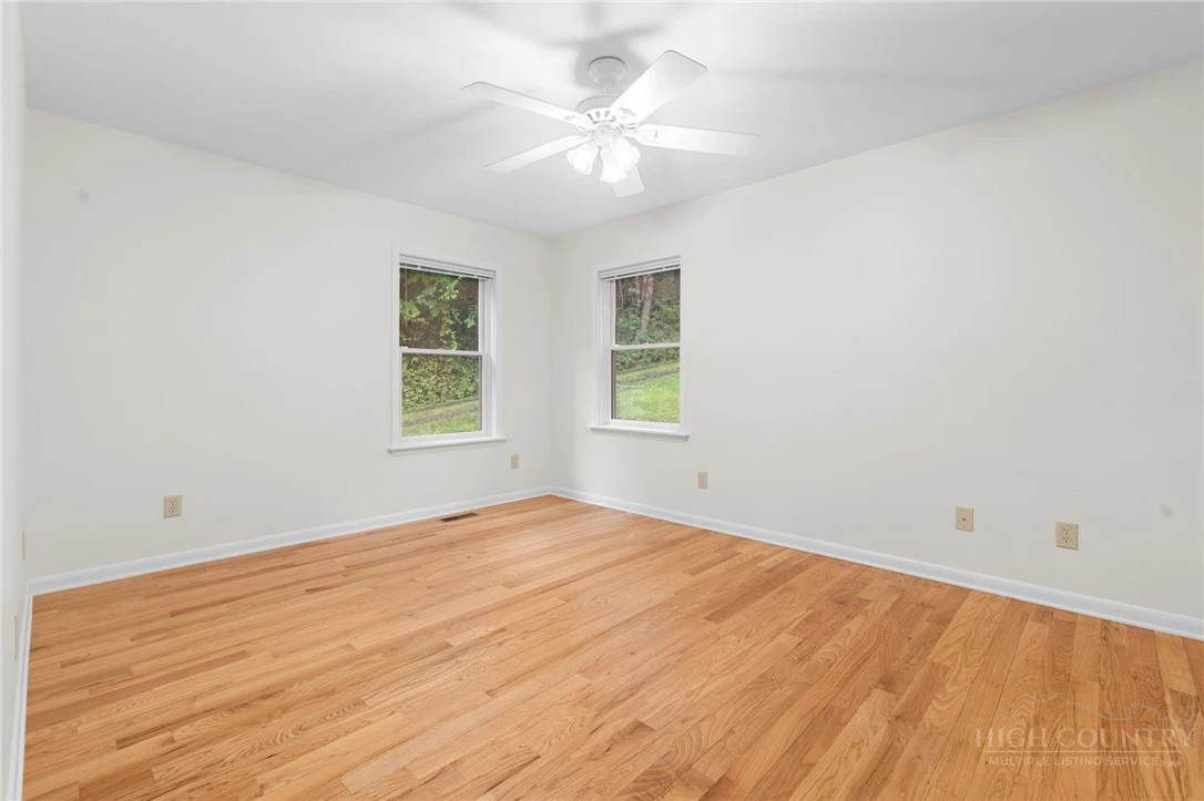 Image number 17 for the current listing